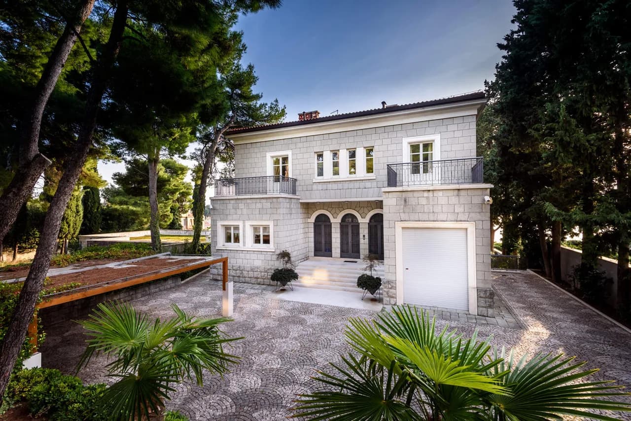 GRAND BEACHFRONT VILLA SURROUNDED BY AMAZING VIEWS
