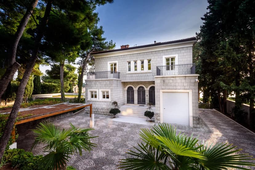 GRAND BEACHFRONT VILLA SURROUNDED BY AMAZING VIEWS