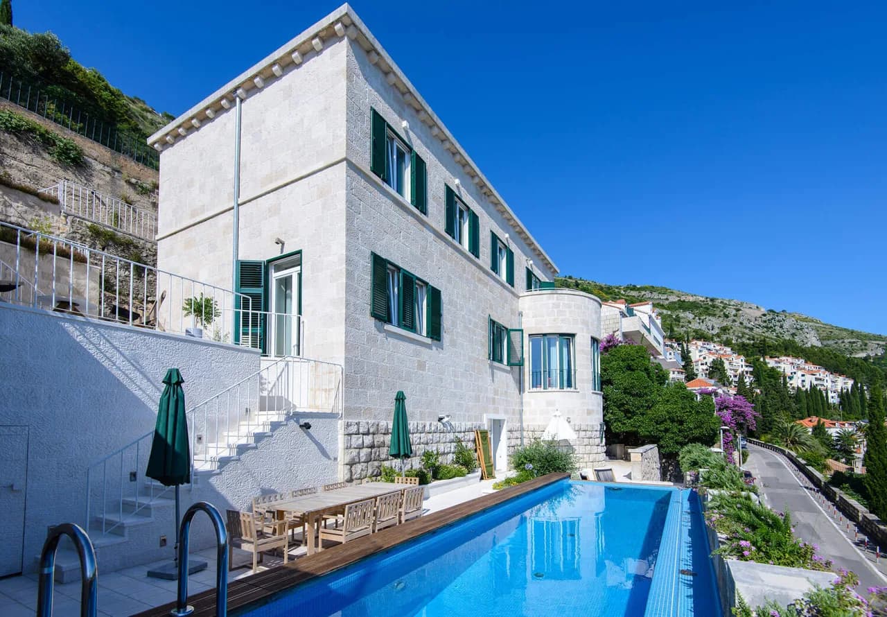 Stunning Luxury Villa by the Beach photo 4
