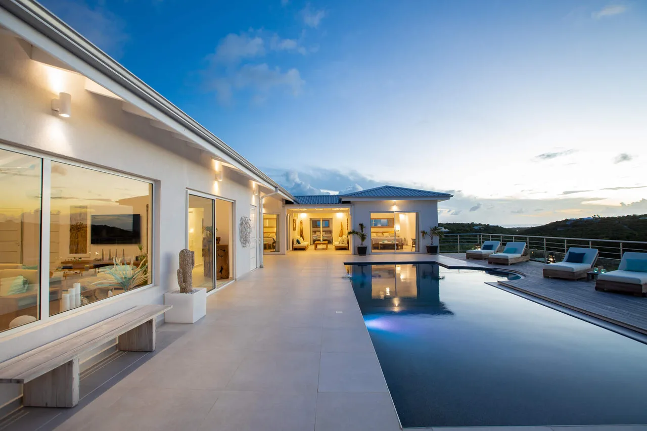 STUNNING VILLA WITH FANTASTIC SCENERY photo 2