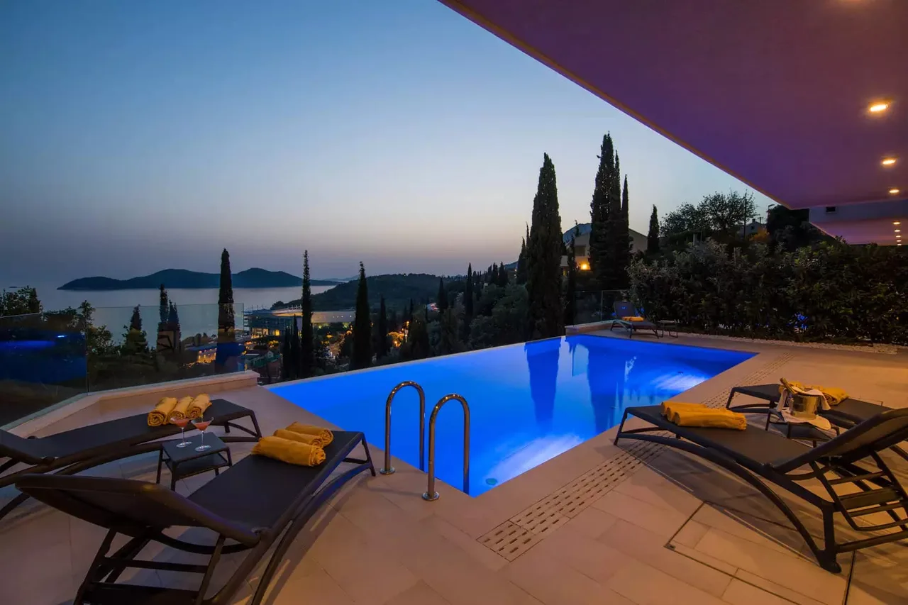 GRAND LUXURY VILLA WITH HEATED POOL photo 3