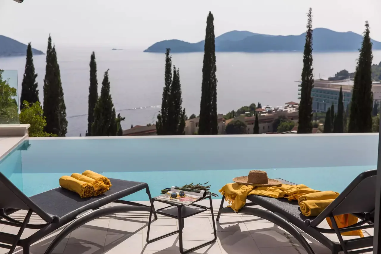 GRAND LUXURY VILLA WITH HEATED POOL photo 4