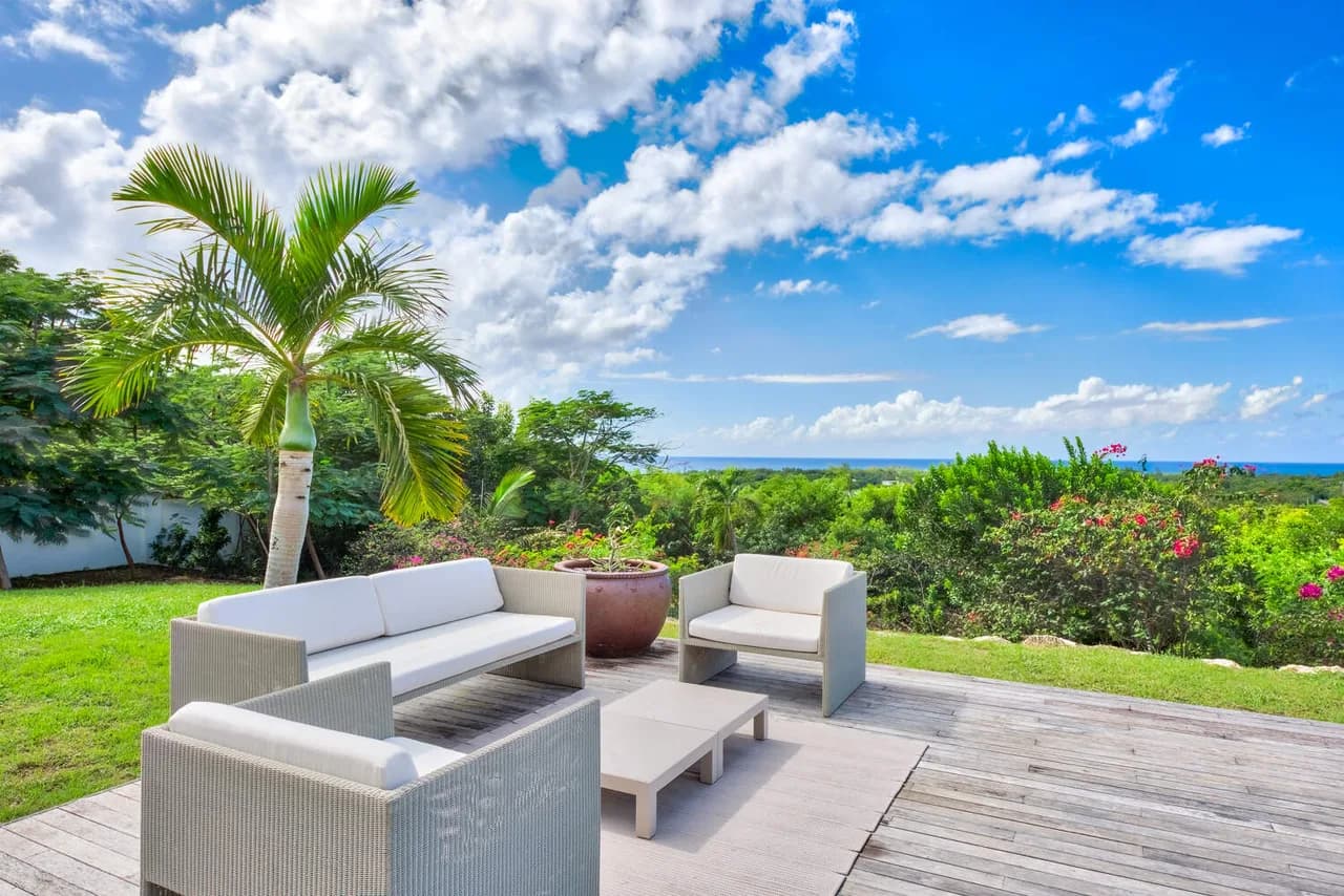 EXCLUSIVE TROPICAL VILLA WITH INFINITY POOL