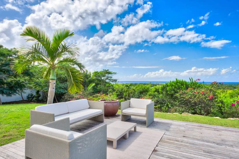 EXCLUSIVE TROPICAL VILLA WITH INFINITY POOL