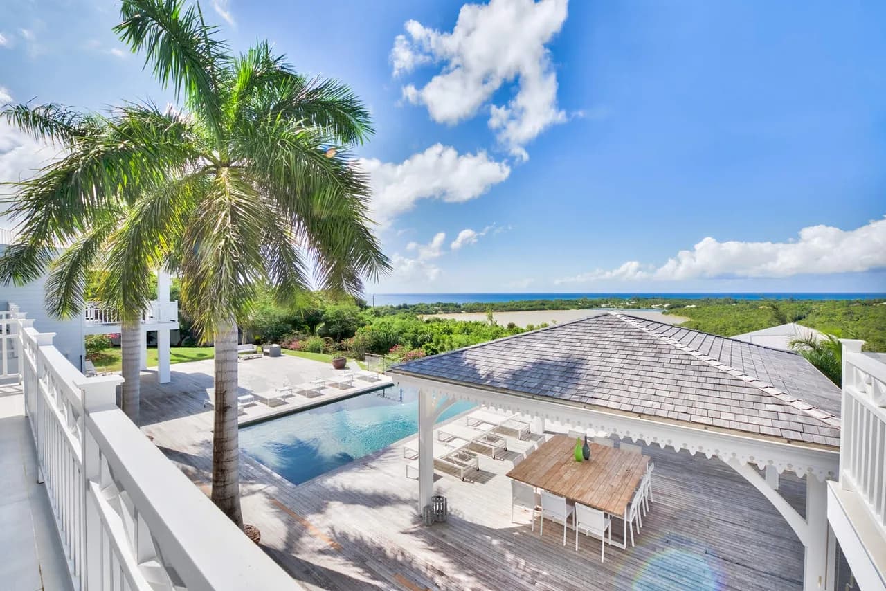 EXCLUSIVE TROPICAL VILLA WITH INFINITY POOL photo 2