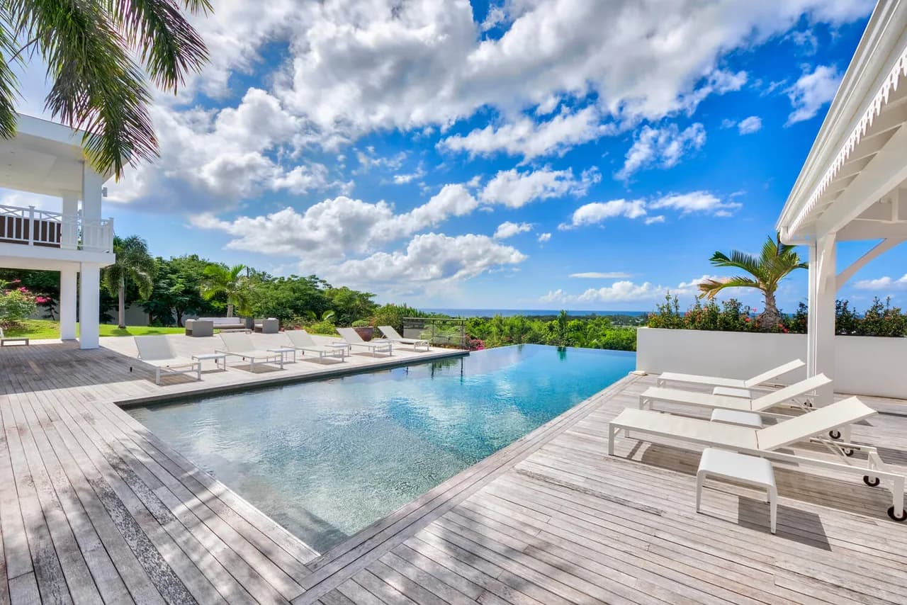 EXCLUSIVE TROPICAL VILLA WITH INFINITY POOL photo 3