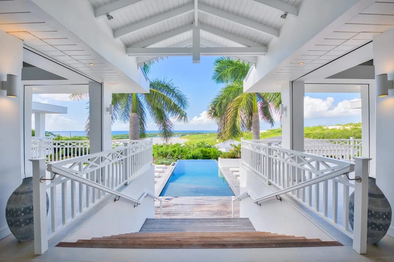 EXCLUSIVE TROPICAL VILLA WITH INFINITY POOL photo 5