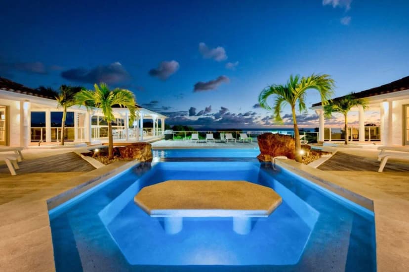 ASTONISHING LUXURY VILLA WITH OUTDOOR JACUZZI AND POOL