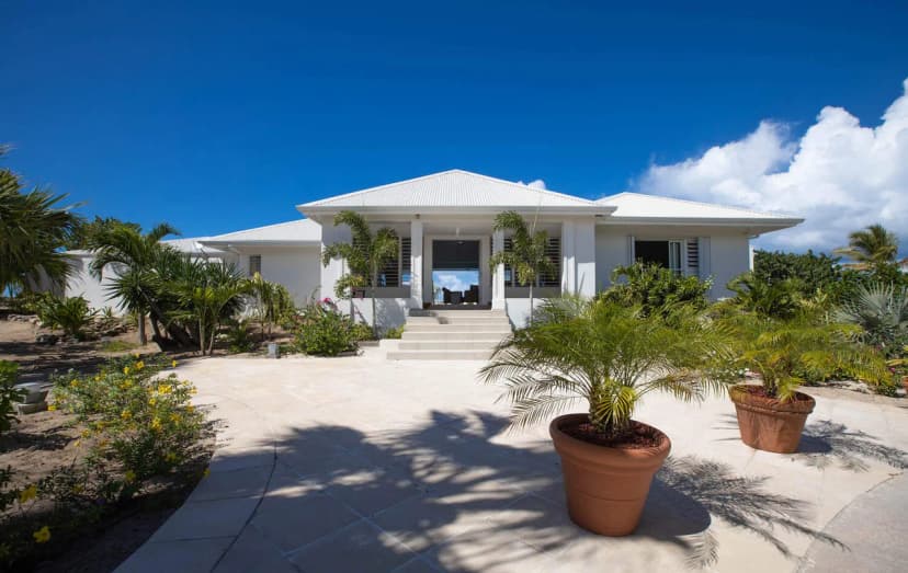 TROPICAL VILLA WITH PRIVATE POOL AND VOLLEYBALL COURT