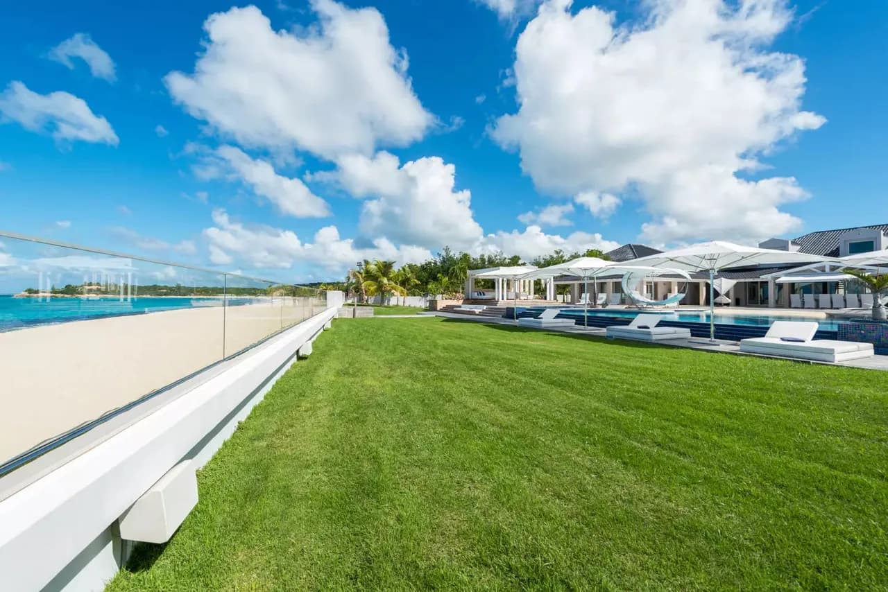 Luxurious Tropical Villa with Jacuzzi and Pool photo 2