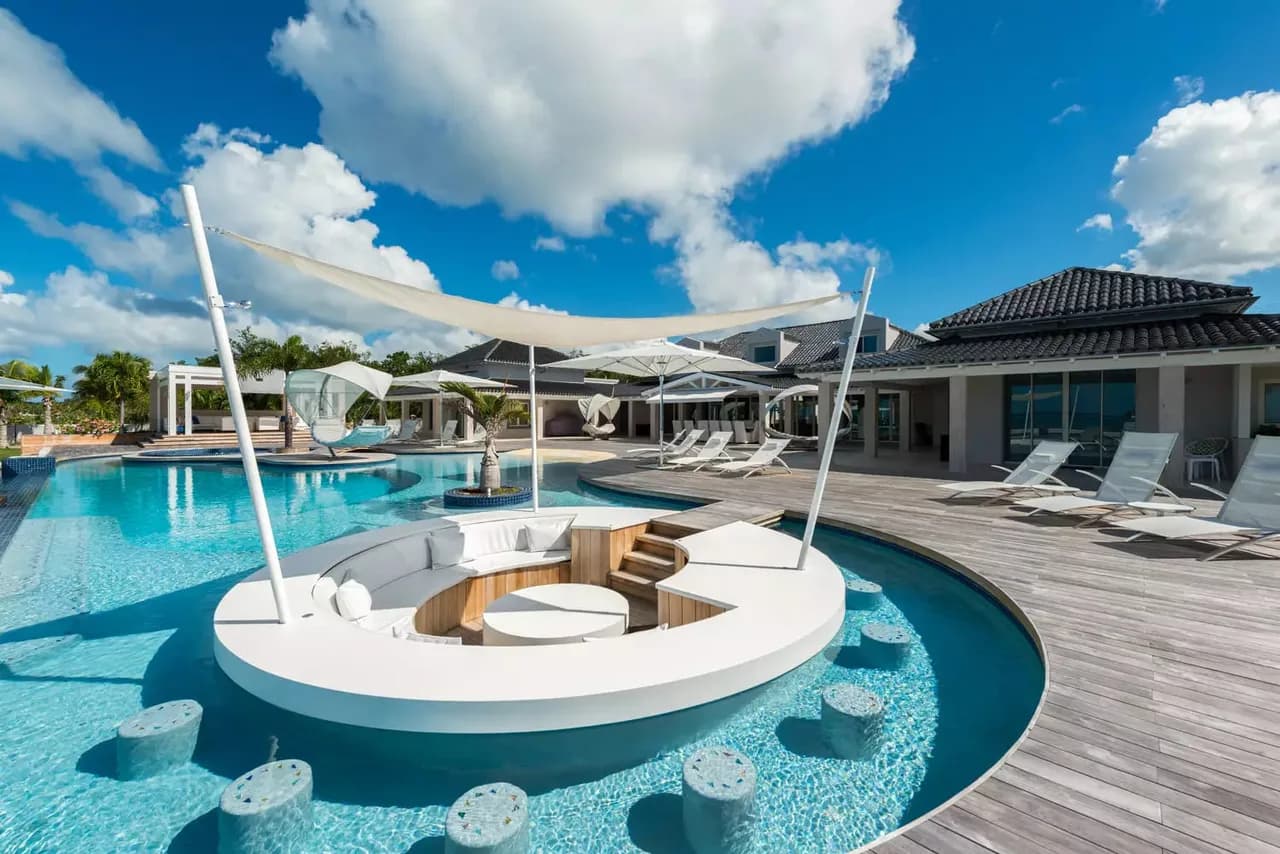 Luxurious Tropical Villa with Jacuzzi and Pool photo 3