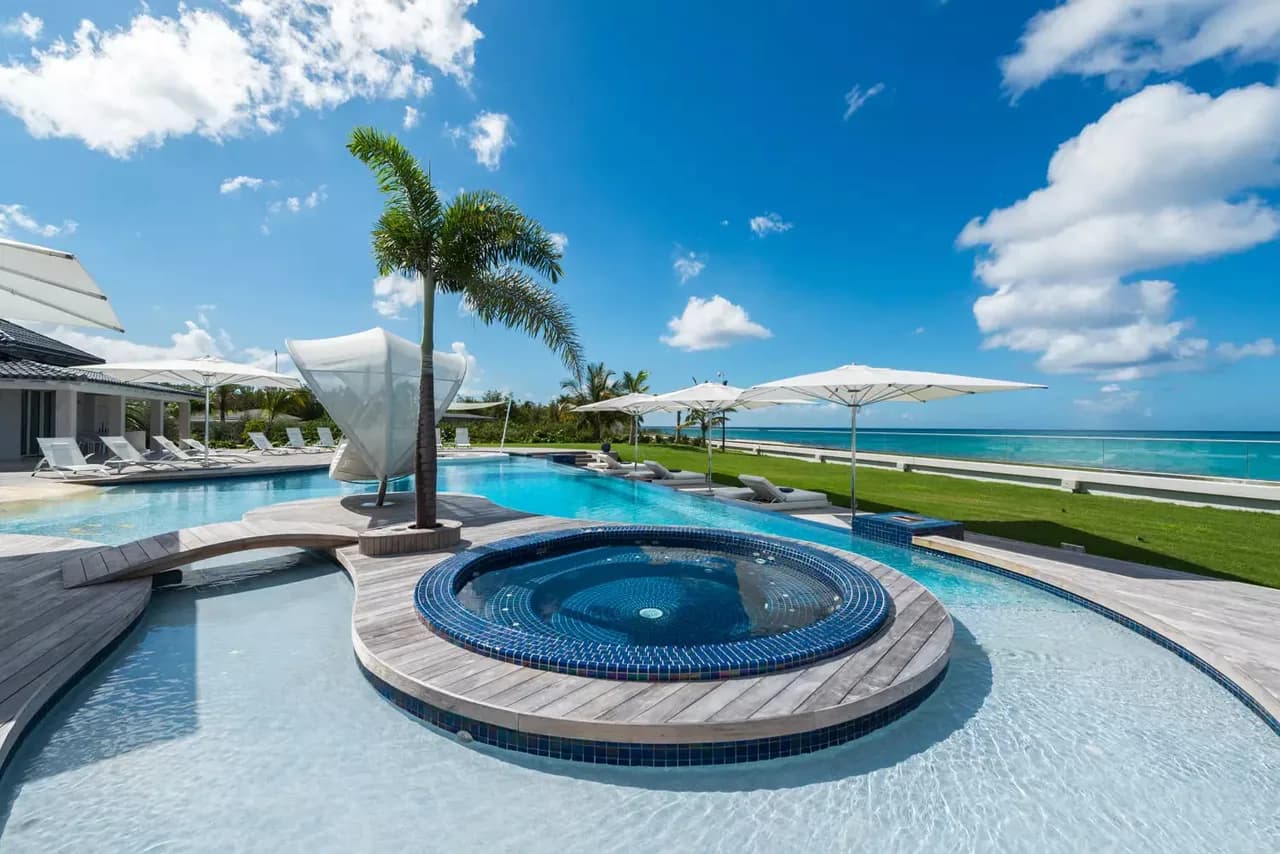 Luxurious Tropical Villa with Jacuzzi and Pool photo 4