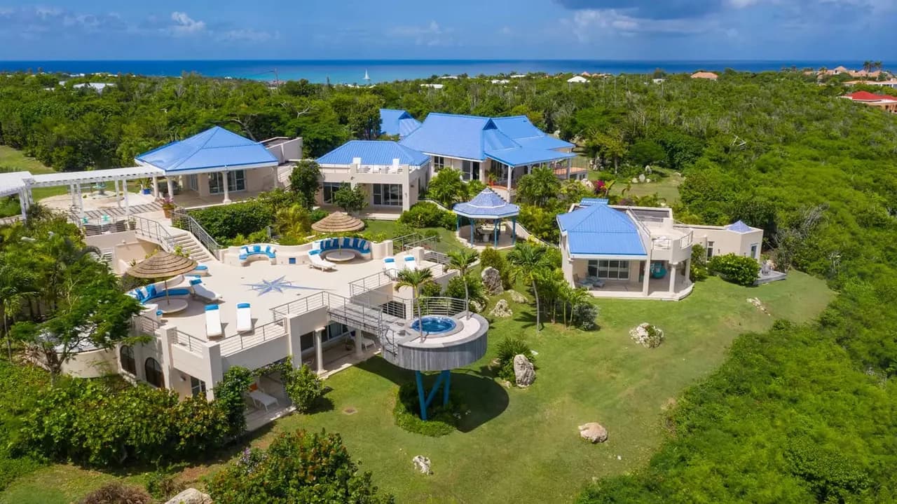 STUNNING LUXURIOUS VILLA WITH POOL AND VOLLEYBALL COURT