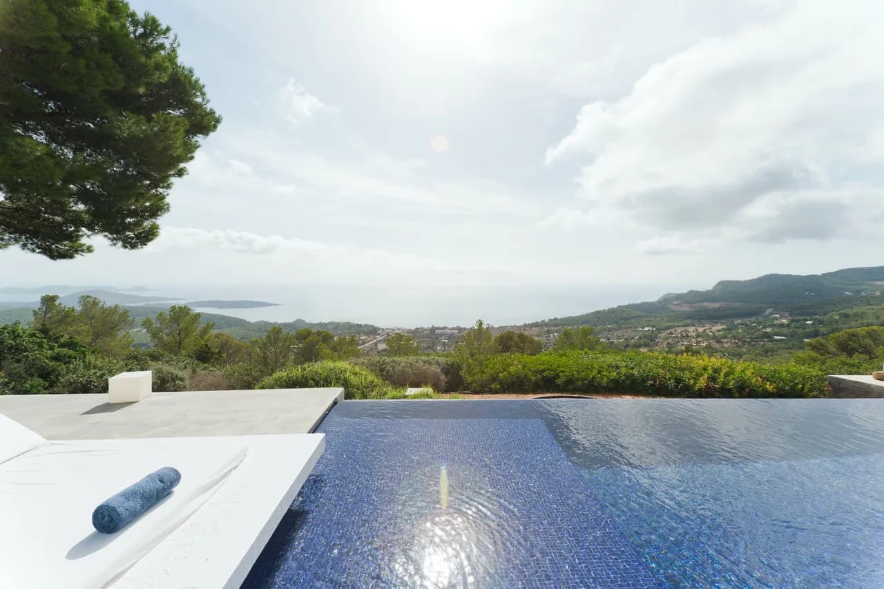 LUXURIOUS VILLA WITH BEAUTIFUL SEA VIEWS photo 2