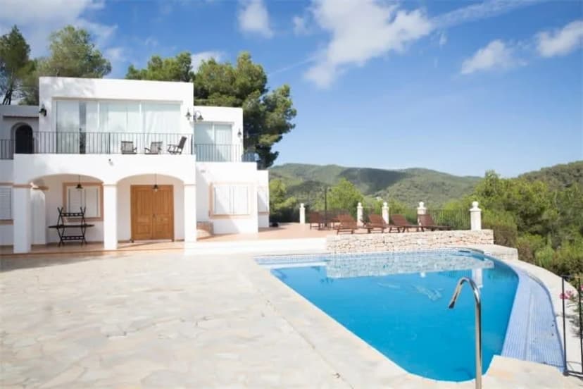 BEAUTIFUL HILLTOP VILLA WITH STUNNING VIEWS
