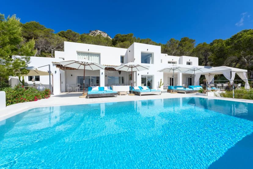MODERN VILLA WITH EXQUISITE SEA VIEWS