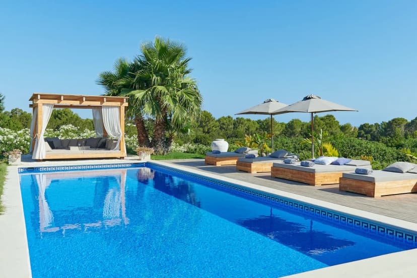 BEAUTIFULLY DESIGNED VILLA NEAR THE BEACH