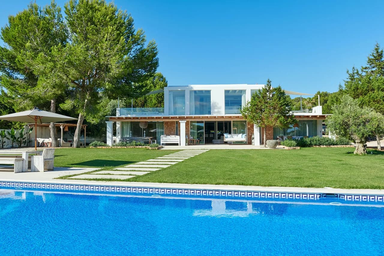 BEAUTIFULLY DESIGNED VILLA NEAR THE BEACH photo 2