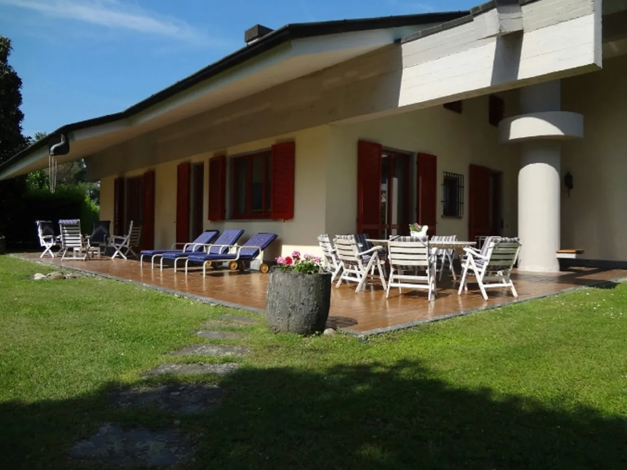 Wonderful Lakeside Setting In Lovely Lesa photo 2