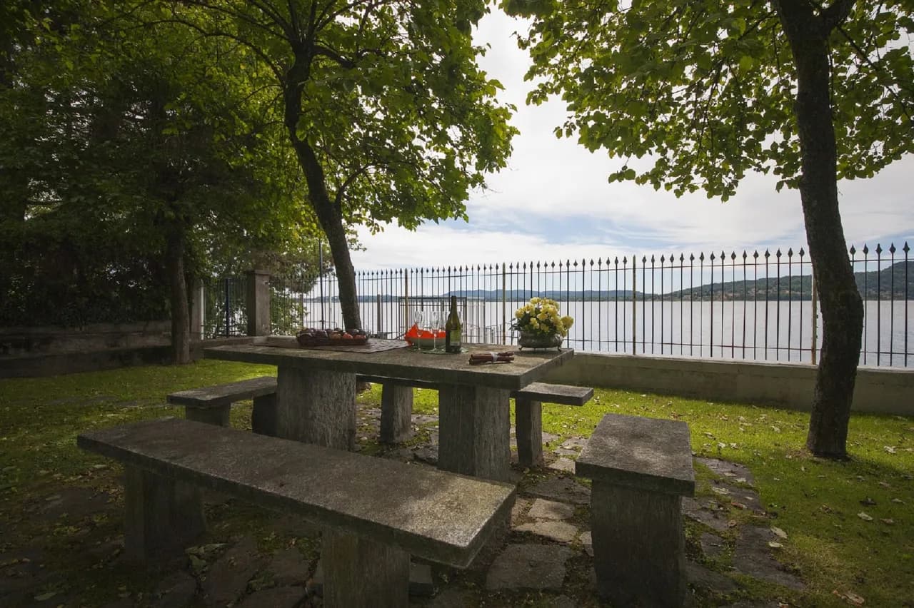 Wonderful Lakeside Setting In Lovely Lesa photo 3