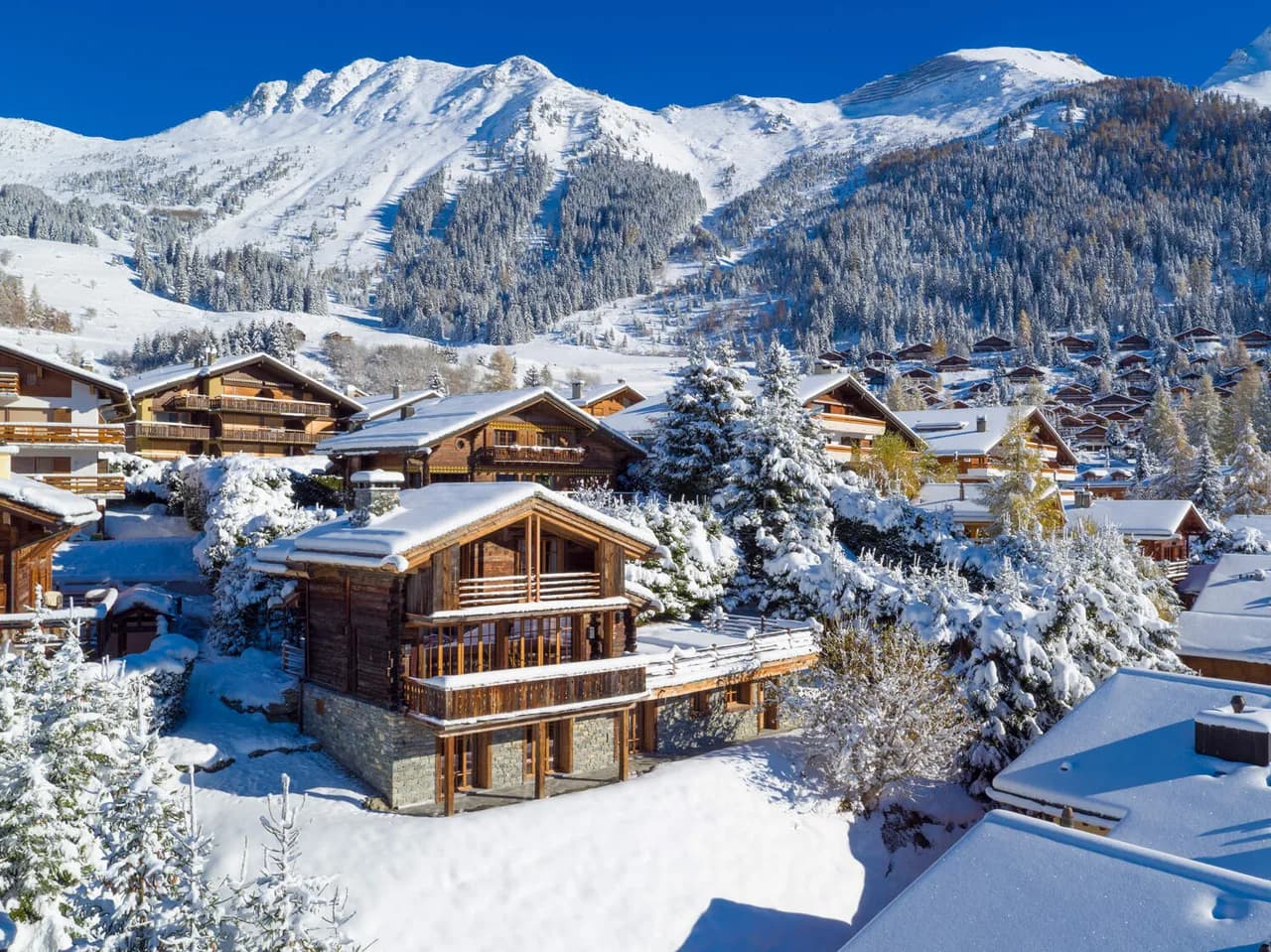 Gorgeous Chalet with Mountain Views photo 2