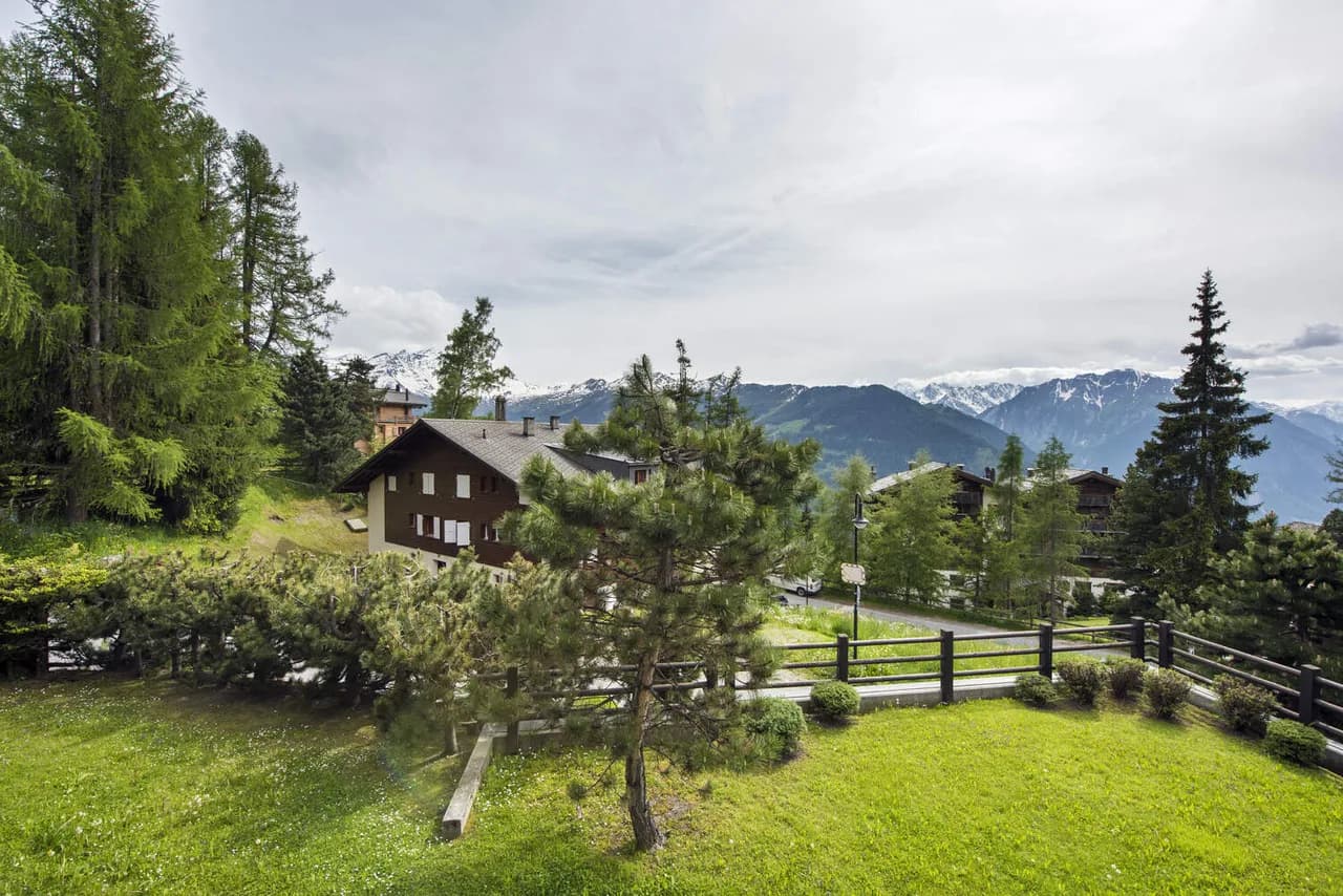 Chalet with Stunning Mountain Views photo 2