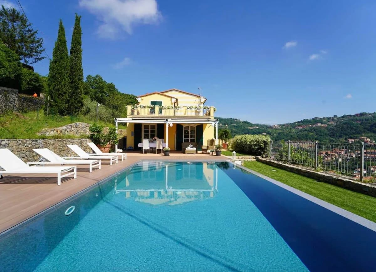 Expansive Estate with Modern Stylish Ambiance photo 2