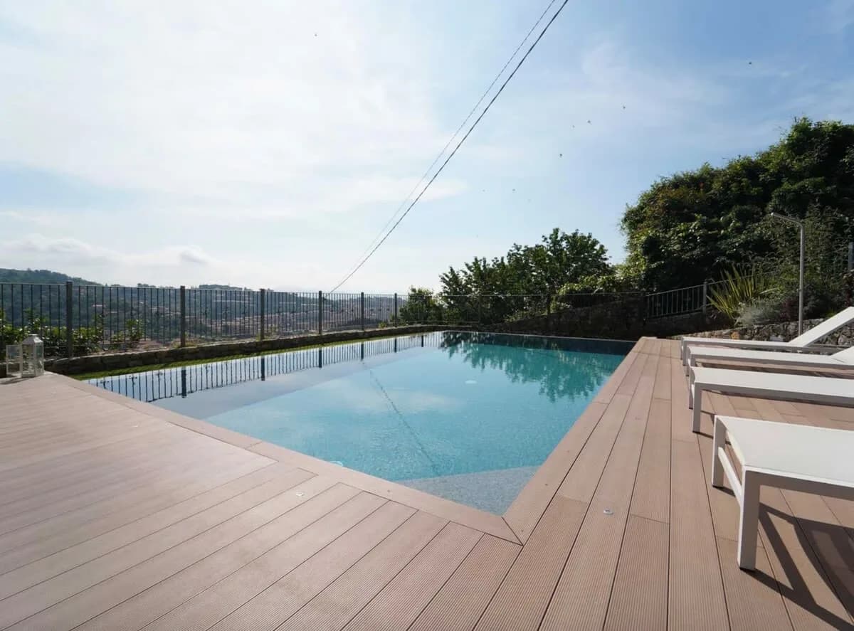 Expansive Estate with Modern Stylish Ambiance photo 4