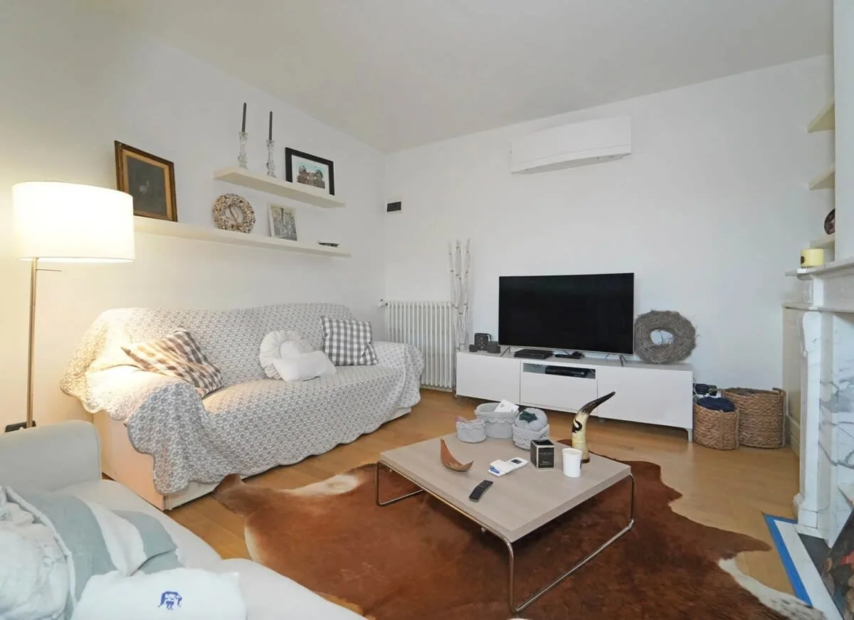Expansive Estate with Modern Stylish Ambiance photo 5