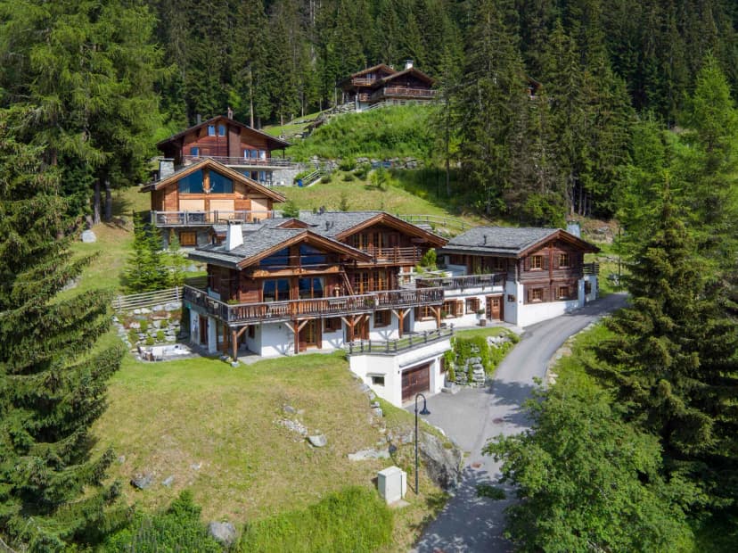 TRADITIONAL WOODEN CHALET WITH OUTDOOR JACUZZI AND MEDITATION ROOM