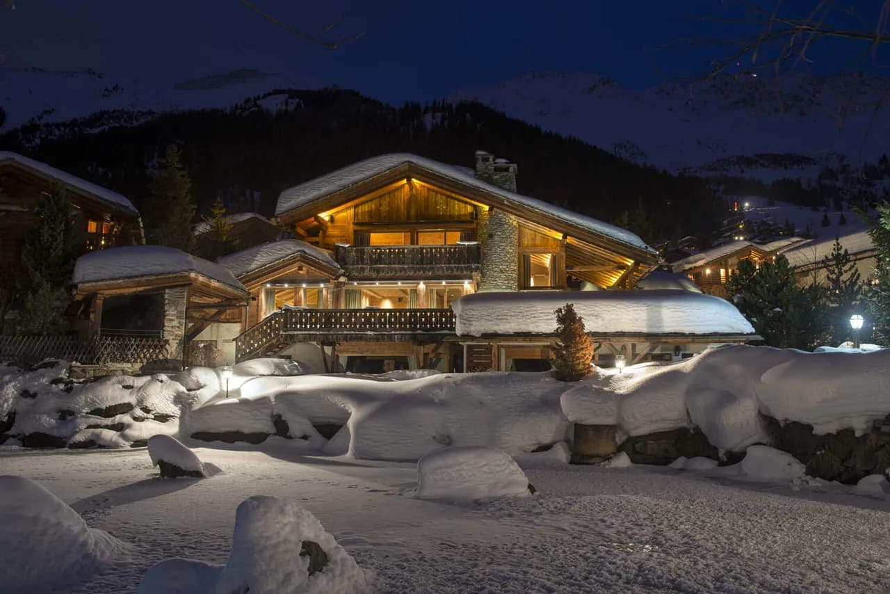 ICONIC CHALET WITH INDOOR POOL AND JACUZZI