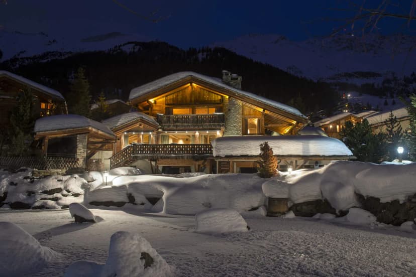 ICONIC CHALET WITH INDOOR POOL AND JACUZZI