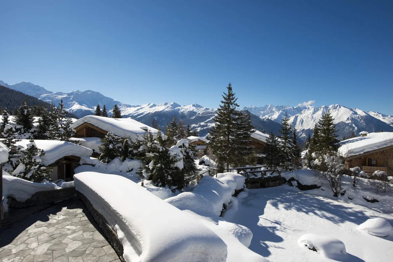 ICONIC CHALET WITH INDOOR POOL AND JACUZZI photo 3
