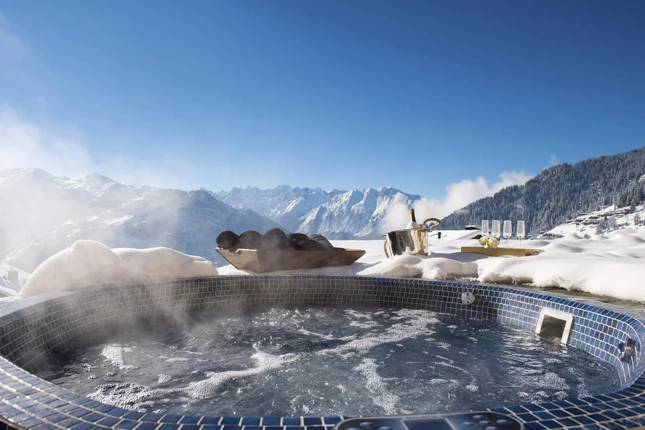 GRAND MAJESTIC CHALET WITH HEATED POOL AND OUTDOOR JACUZZI photo 4