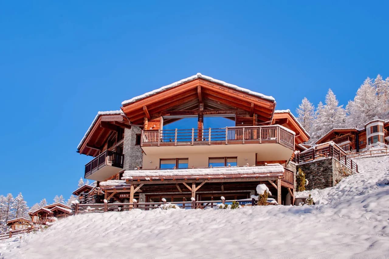 ELEGANT MOUNTAIN CHALET WITH SAUNA, JACUZZI AND STEAM ROOM photo 2