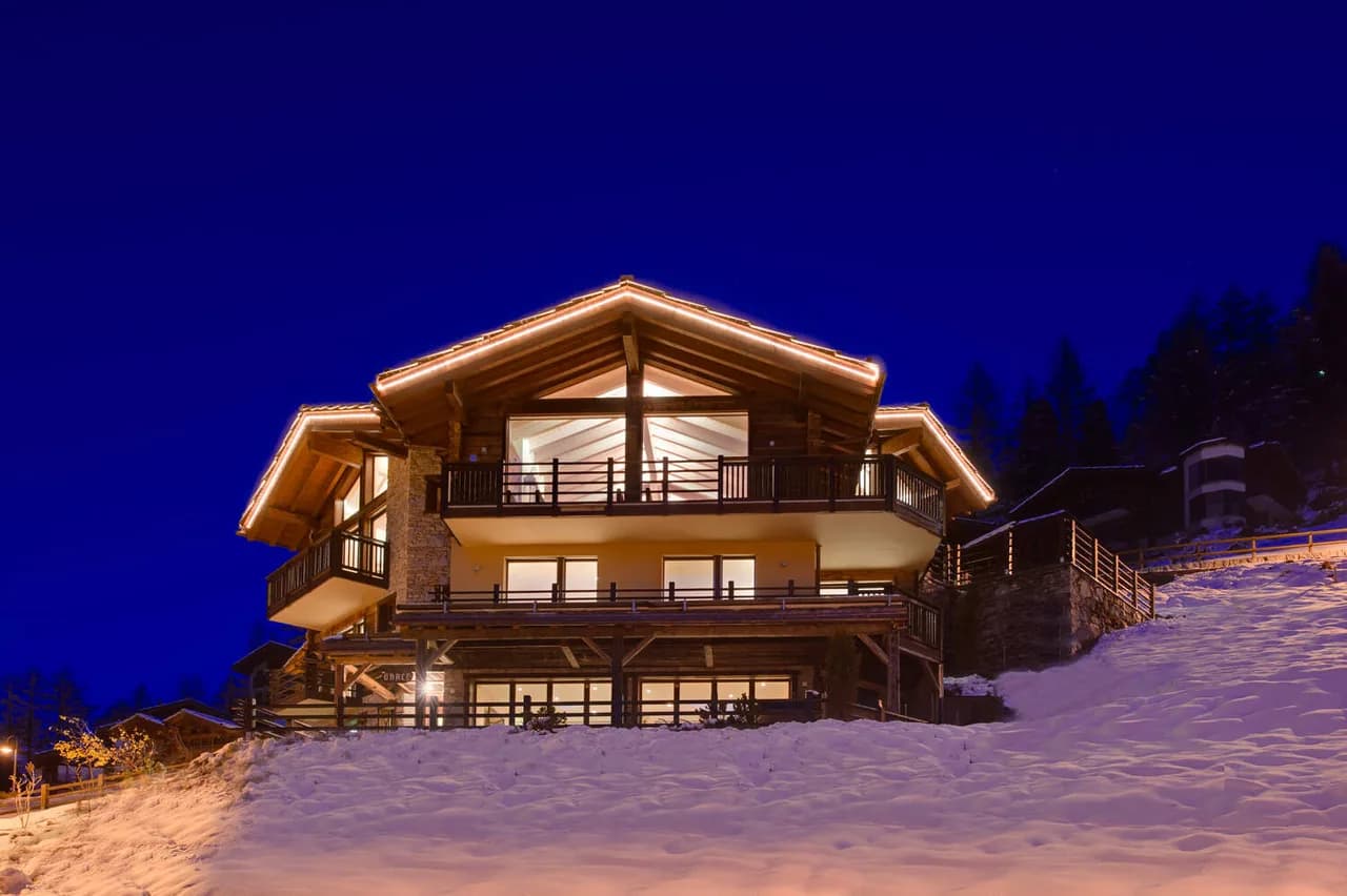 ELEGANT MOUNTAIN CHALET WITH SAUNA, JACUZZI AND STEAM ROOM photo 3