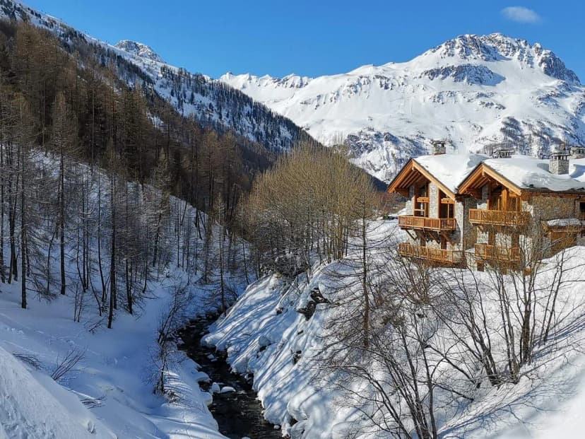 OPULENT COZY CHALET WITH JACUZZI AND HOME THEATER