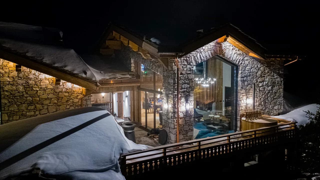 MAJESTIC LUXURY CHALET WITH INDOOR POOL AND SAUNA