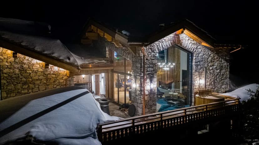 MAJESTIC LUXURY CHALET WITH INDOOR POOL AND SAUNA