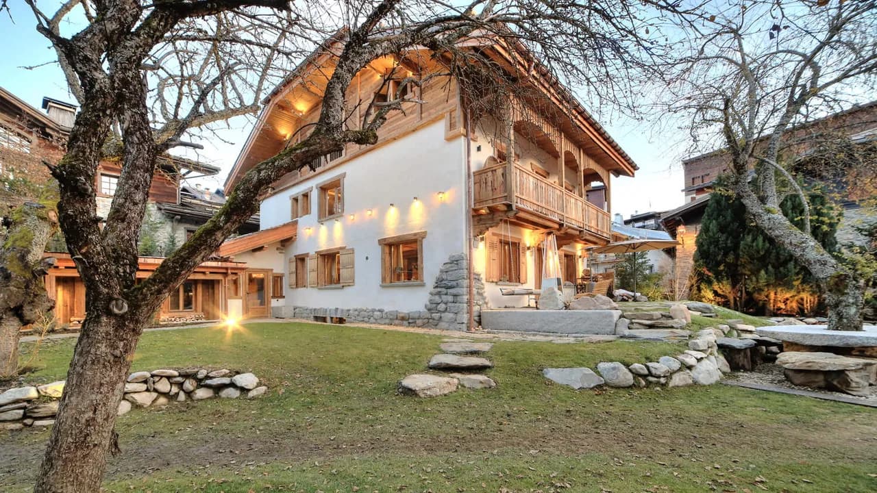 MODERN AUTHENTIC CHALET SAUNA AND HEATED POOL photo 2