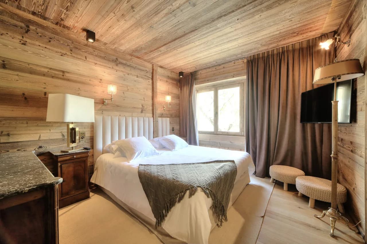 MODERN AUTHENTIC CHALET SAUNA AND HEATED POOL photo 3