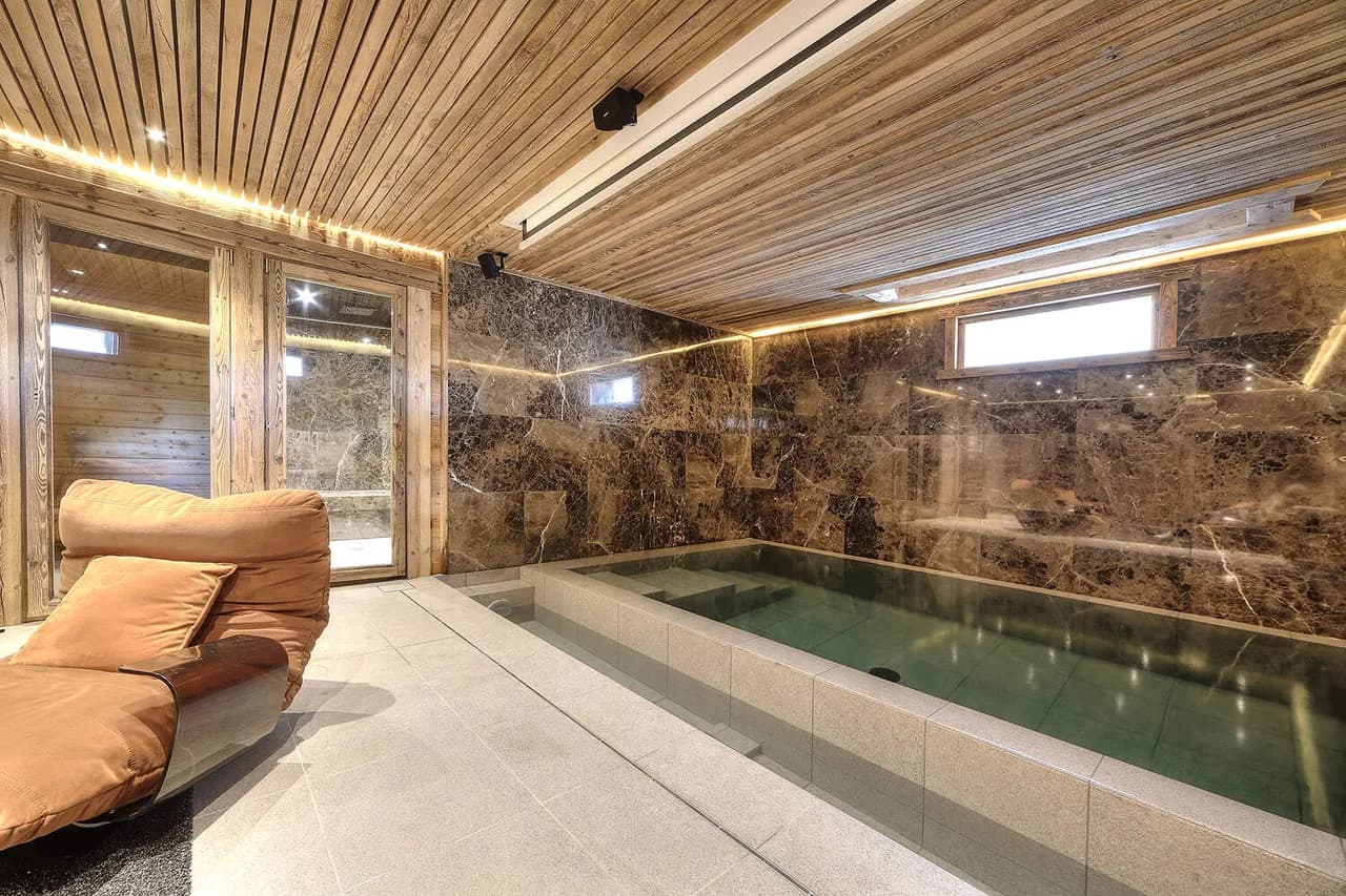 MODERN AUTHENTIC CHALET SAUNA AND HEATED POOL photo 4