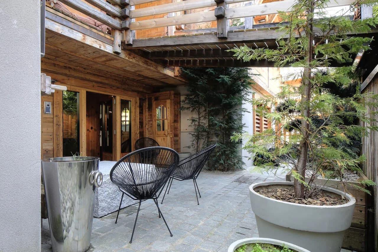 EXCLUSIVE CHALET HEATED POOL AND STEAM ROOM photo 2