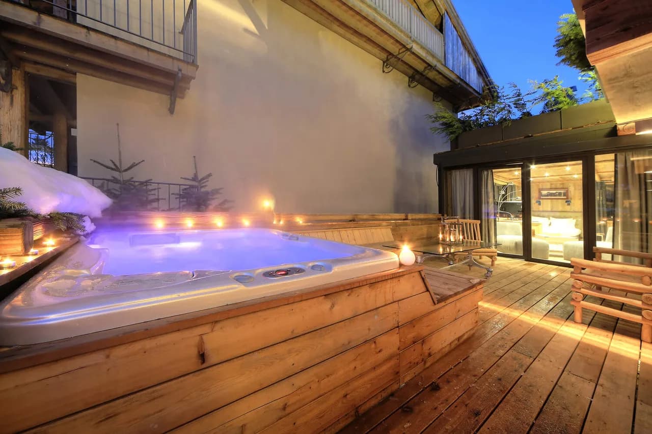 EXCLUSIVE CHALET HEATED POOL AND STEAM ROOM photo 4
