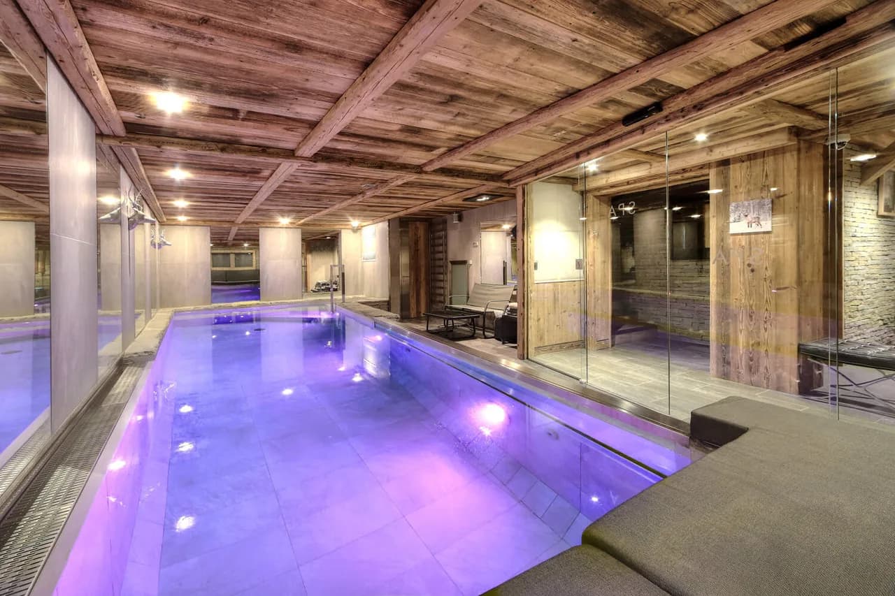 EXCLUSIVE CHALET HEATED POOL AND STEAM ROOM photo 5
