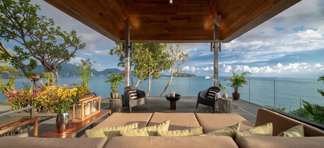 Magnificently Located Contemporary Villa photo 3