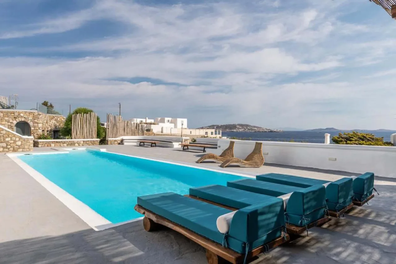 UNIQUE SETTING WITH HYPER-MODERN ARCHITECTURE VILLA IN MYKONOS photo 3