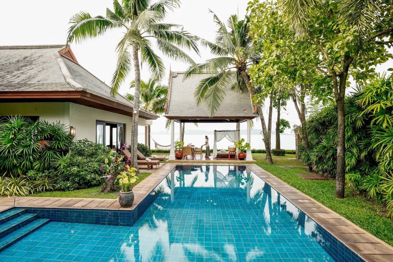 ELEGANTLY DESIGNED VILLA WITH LARGE GARDEN