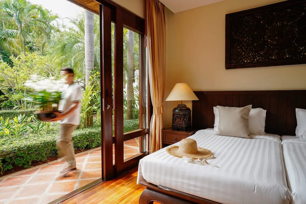 ELEGANTLY DESIGNED VILLA WITH LARGE GARDEN photo 5