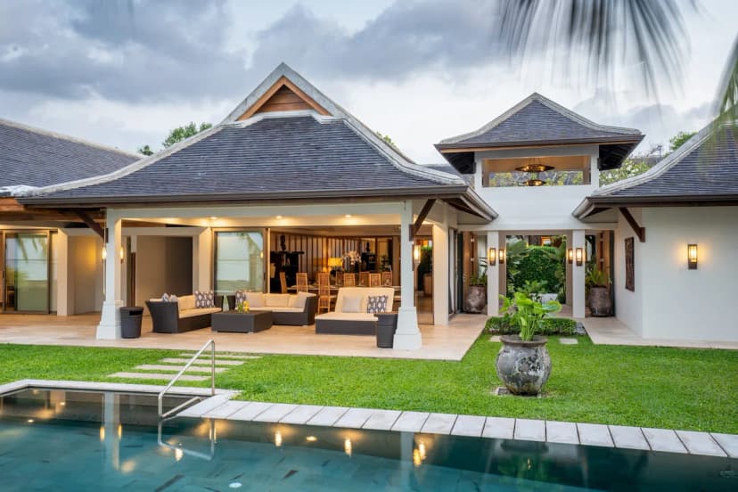 LARGE MODERN THAI VILLA ON THE BEACH